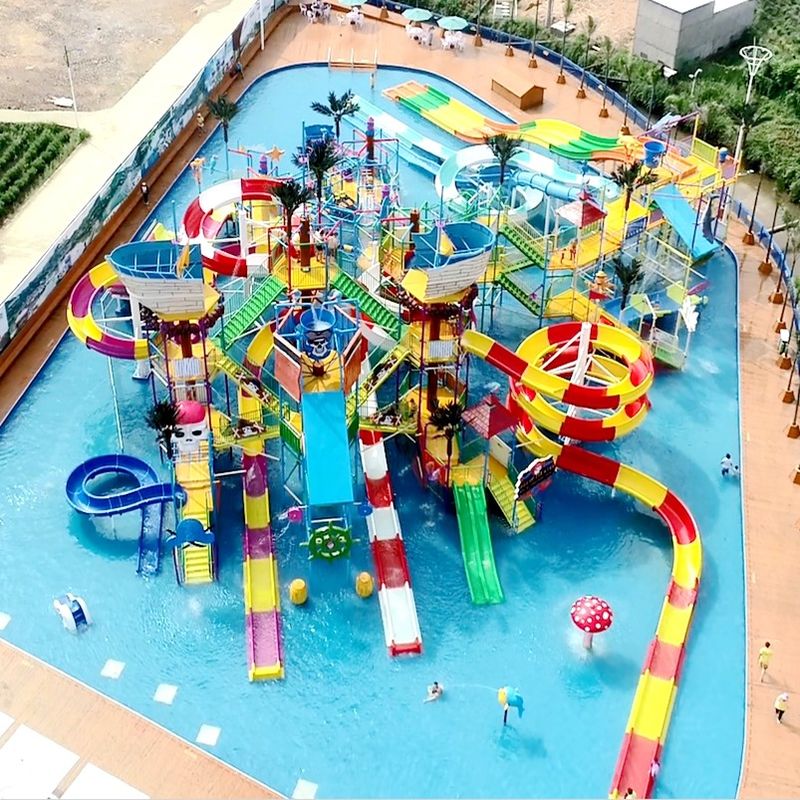 OEM サービス 大人の子供のためのカラフルな屋外水遊び場設備